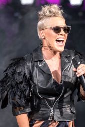 Pink - Performs live at Henry Maier Festival Park in Milwaukee 07/02/2017