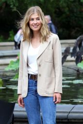 Ana de Armas & Rosamund Pike - "Three Seconds" Filming in Central Park 08/25/2017
