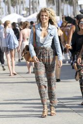 AnnaLynne McCord - Buying a Necklace in Venice Beach, CA 08/14/2017