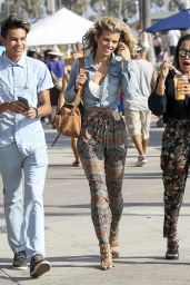 AnnaLynne McCord - Buying a Necklace in Venice Beach, CA 08/14/2017