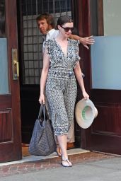 Anne Hathaway Goes Makeup-Free to a Photoshoot in NYC 08/25/2017