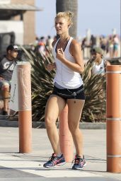 Claire Danes- Running in Santa Monica 08/07/2017