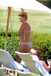 Coleen Rooney Shows Off Her Baby Bump - Holiday in Majorca 08/24/2017