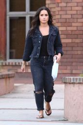 Demi Lovato Street Style - Running Errands in LA 08/28/2017