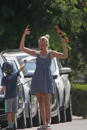 Elizabeth Banks - Watches the Solar Eclipse With Her Family in LA 08/20/2017