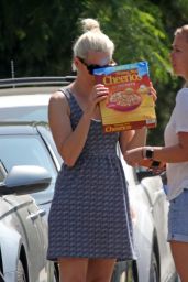 Elizabeth Banks - Watches the Solar Eclipse With Her Family in LA 08/20/2017