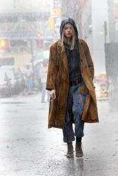 Emma Stone - "Maniac" Set in Downtown Manhattan 08/14/2017
