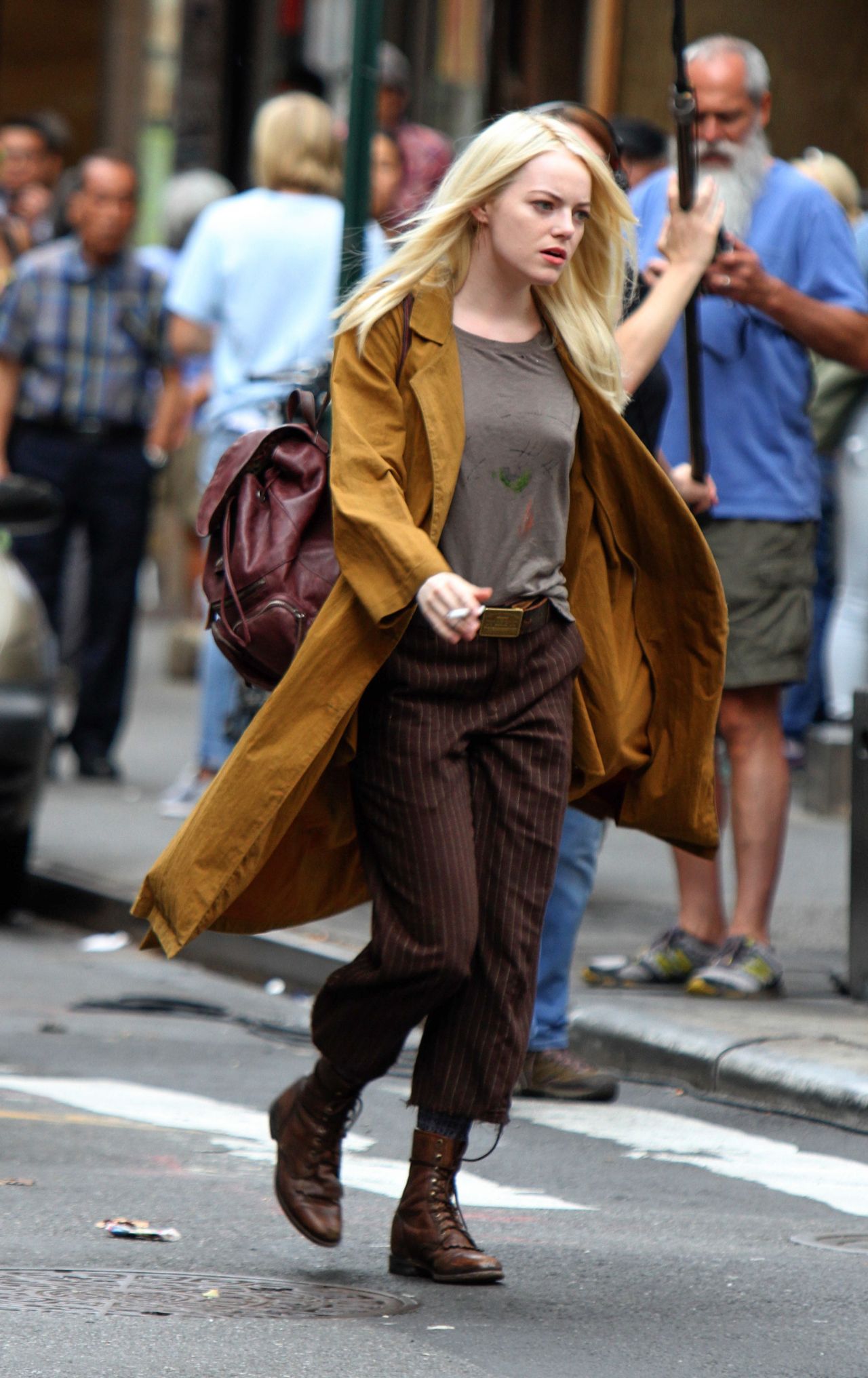 emma-stone-shooting-scenes-on-the-set-of-maniac-in-nyc-08-15-2017-14.