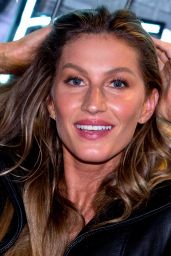 Gisele Bundchen - Rosa Cha Summer Collection Lauch Event in Sao Paulo 08/16/2017