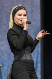 Grace Chatto – Performs at V Festival in Chelmsford, UK 08/20/2017