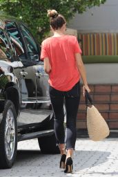Heidi Klum in Low-Key Jeans and a Tee - Los Angeles 08/24/2017