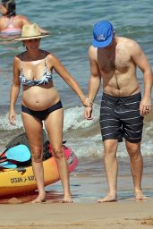 Jamie-Lynn Sigler Show Off Her Baby Bump in a Bikini - Maui 08/23/2017