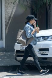 Jenna Dewan Tatum - Picks Up an Iced Coffee in Los Angeles 08/22/2017