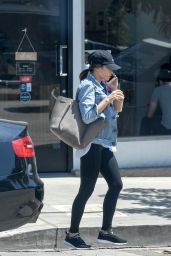 Jenna Dewan Tatum - Picks Up an Iced Coffee in Los Angeles 08/22/2017