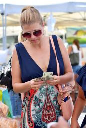 Jodie Sweetin - Buys Fresh Sunflowers From the Studio City Farmers Market 08/27/2017