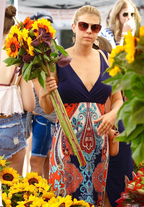Jodie Sweetin - Buys Fresh Sunflowers From the Studio City Farmers Market 08/27/2017