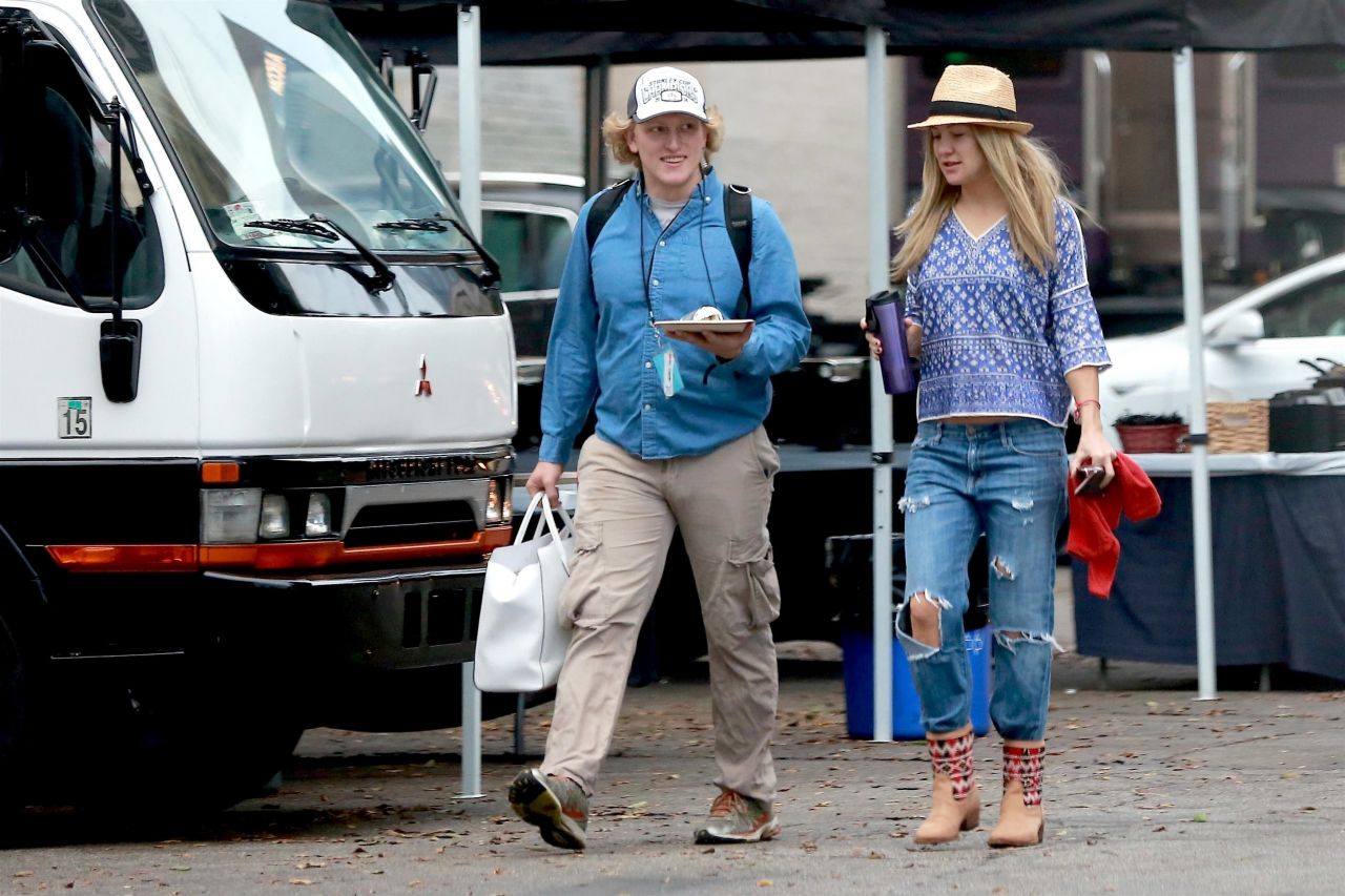 Kate Hudson With a Morning Coffee in Hand - Los Angeles 08/01/2017