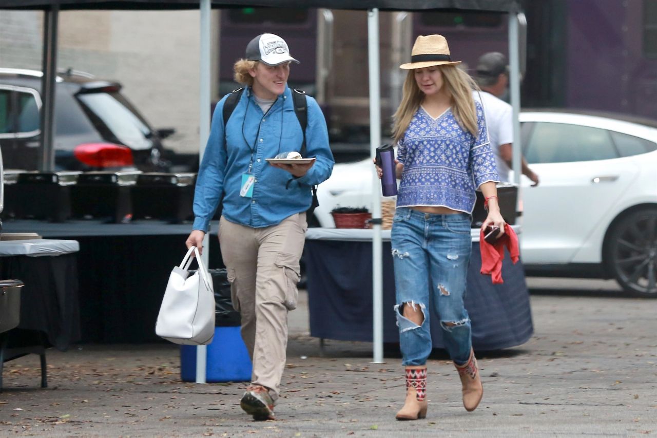 Kate Hudson With a Morning Coffee in Hand - Los Angeles 08/01/2017