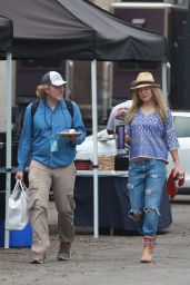 Kate Hudson With a Morning Coffee in Hand - Los Angeles 08/01/2017