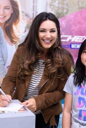 Kelly Brook at Debenhams - Celebrate the Launch of a New Range of Sketchers 08/03/2017