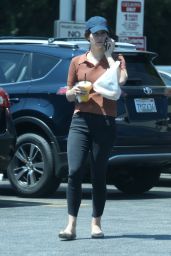 Lana Del Rey - Grabbing Lunch at The Oaks Gourmet Market in Los Feliz 08/26/2017