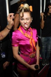 Miley Cyrus - Performs at MTV Video Music Awards in Los Angeles 08/27/2017