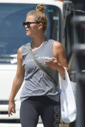 Nina Agdal - Buying Food After Workout in Tribeca, NYC 08/10/2017