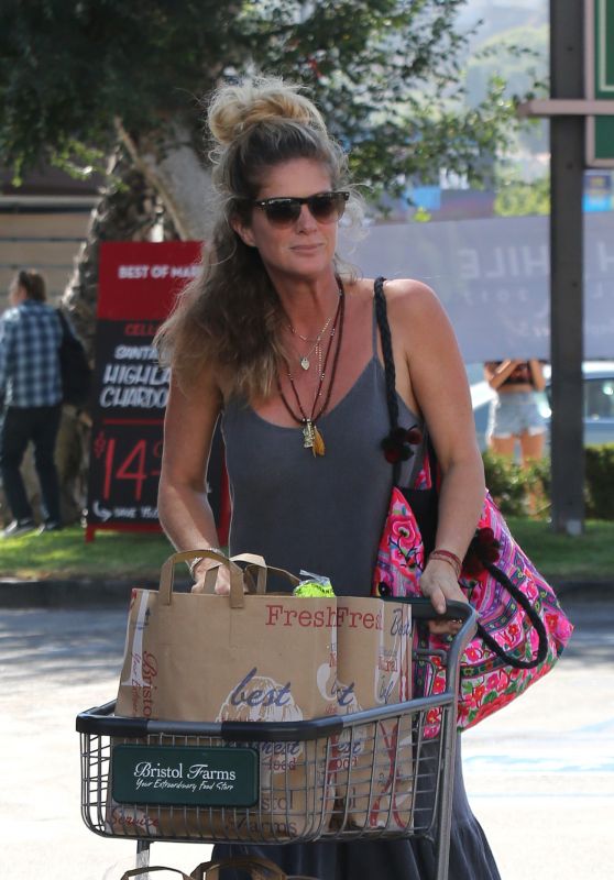 Rachel Hunter - Grocery Shopping at Bristol Farms in West Hollywood 08/10/2017