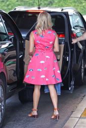 Reese Witherspoon Wears Umbrellas on Her Pink Dress - Los Angeles 08/02/2017