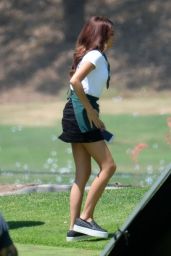 Sarah Hyland - Shooting Scenes for the New Season of "Modern Family" in LA 08/14/2017