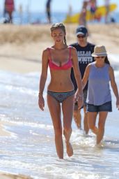 Elizabeth Turner Showed Off Her Slim Physique in Bikini on the Beach in Hawaii 09/10/2017