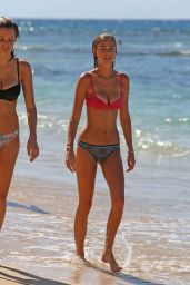 Elizabeth Turner Showed Off Her Slim Physique in Bikini on the Beach in Hawaii 09/10/2017