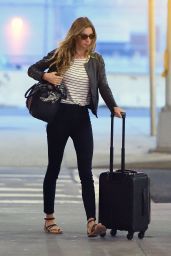 Gisele Bundchen - Arriving to Logan Airport in Boston 09/19/2017