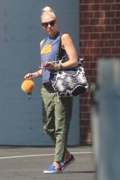 Gwen Stefani Street Style - Running Errands in Los Angeles 09/26/2017