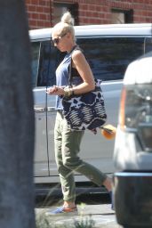 Gwen Stefani Street Style - Running Errands in Los Angeles 09/26/2017