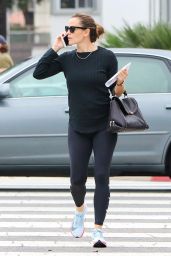 Jennifer Garner in Tights - Talks on the Phone in LA 09/12/2017