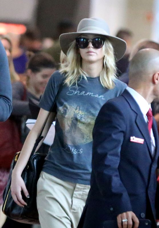 Jennifer Lawrence - Arrives at CDG Airport in Paris 09/27/2017