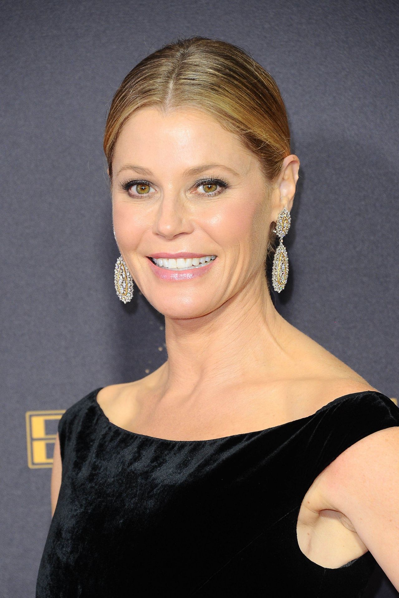 Julie Bowen bare