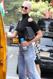 Karlie Kloss Casual Style - Hails a Cab in NYC 09/05/2017