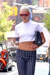 Karlie Kloss Shows Off Her Eclectic Style - NYC 09/08/2017