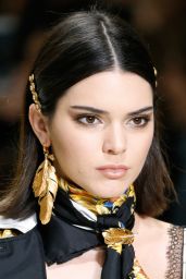 Kendall Jenner – Versace Show in Milan 09/22/2017