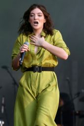 Lorde - Performs Live at iHeartRadio Beach Ball Summer Concert in Vancouver 09/03/2017