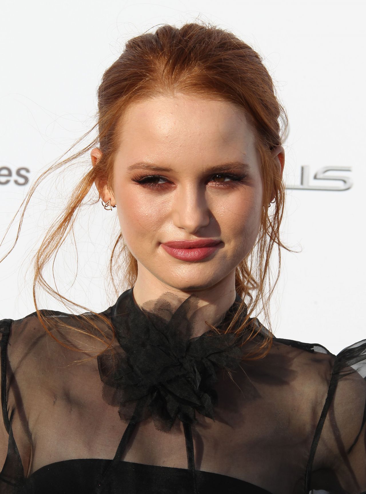 Madelaine Petsch – EMA Awards 2017 in Los Angeles1280 x 1727