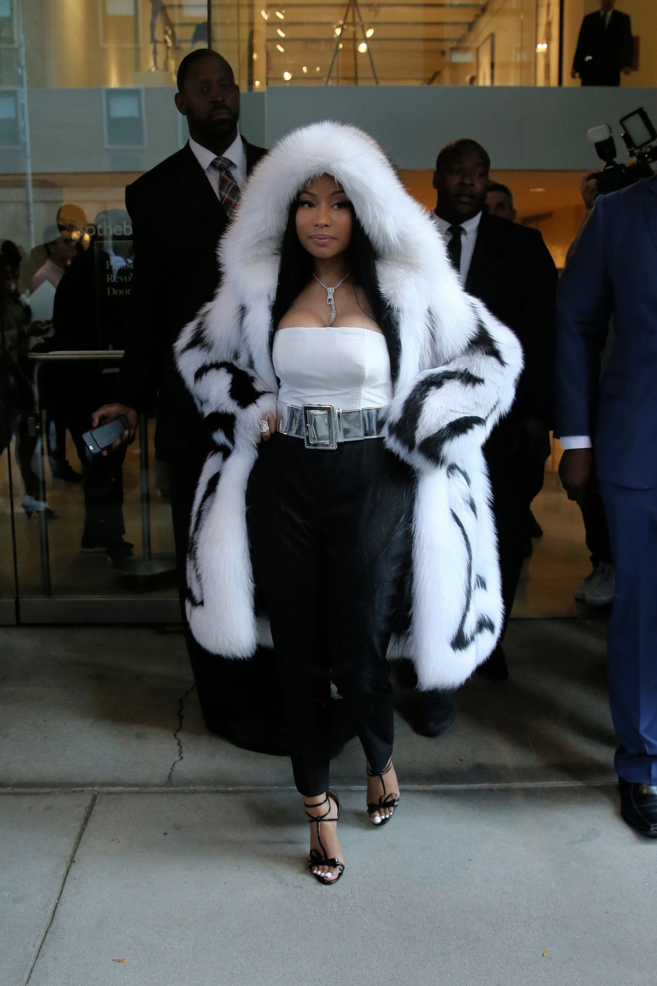 Nicki Minaj Wears Giant Fur Coat To Fashion Week Despite 80 Degree Weather  - Nicki Minaj Oscar de la Renta New York Fashion Week