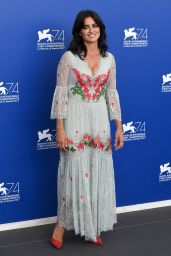 Penelope Cruz - "Loving Pablo" Photocall at the Venice Film Festival 09/06/2017