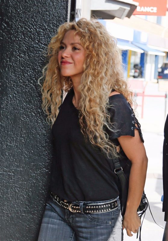 Shakira Casual Style - Leaving Office Building in Barcelona 09/27/2017