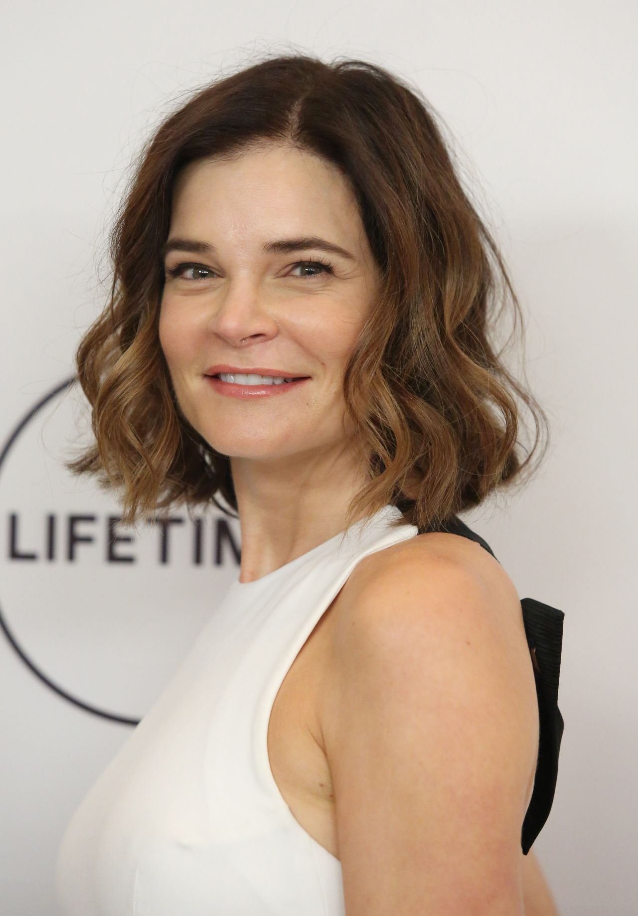 Betsy Brandt juntou-se ao elenco de ‘Love, Victor’ da Hulu para a ...