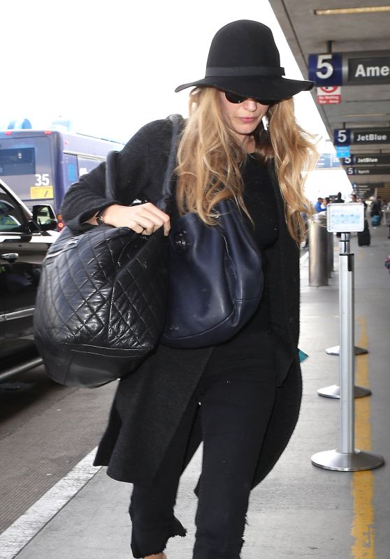 Blake Lively in Comfy Travel Outfit at LAX Airport in LA 10/11/2017