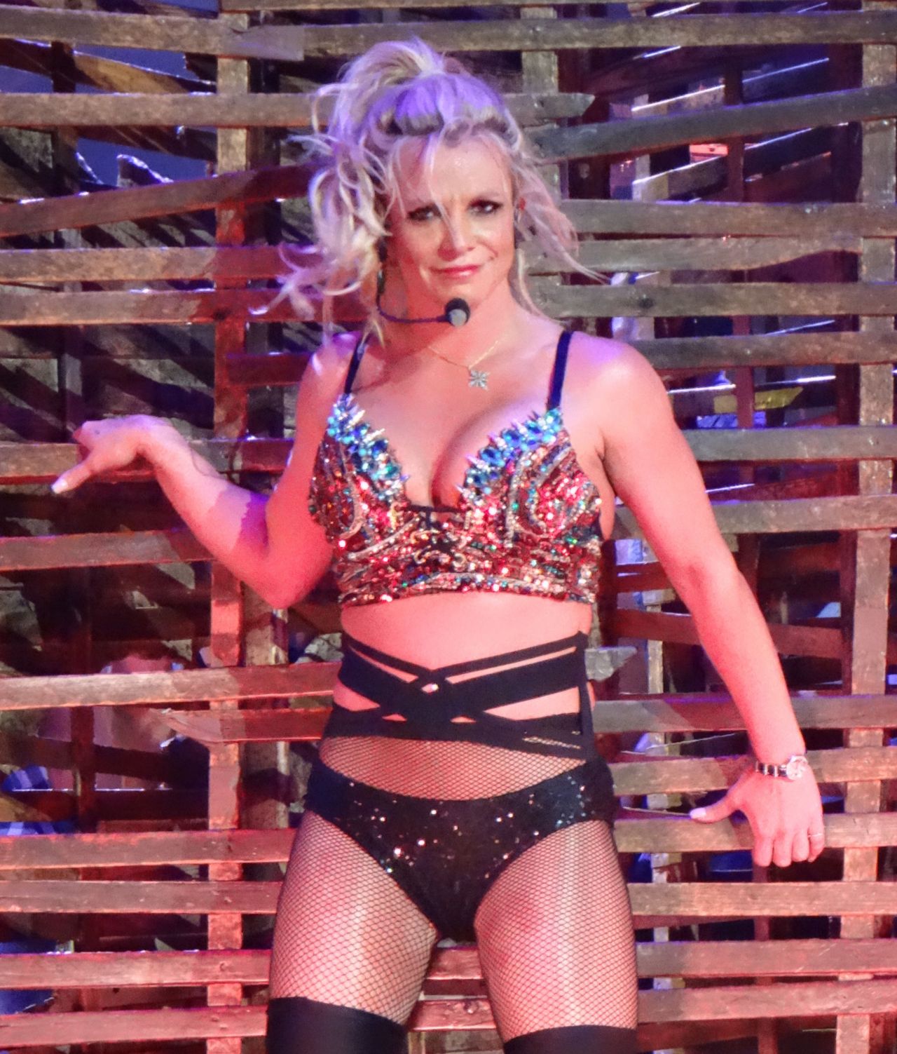 https://celebmafia.com/wp-content/uploads/2017/10/britney-spears-performing-at-planet-hollywood-in-las-vegas-10-11-2017-4.jpg