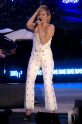 Carly Rae Jepsen - Performs Live at David Foster Foundation Gala in Vancouver 10/21/2017